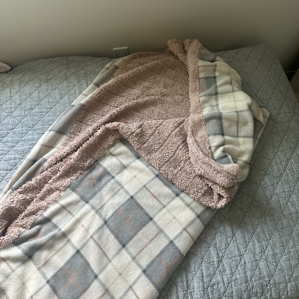 Blankets - Picture 3 of 6